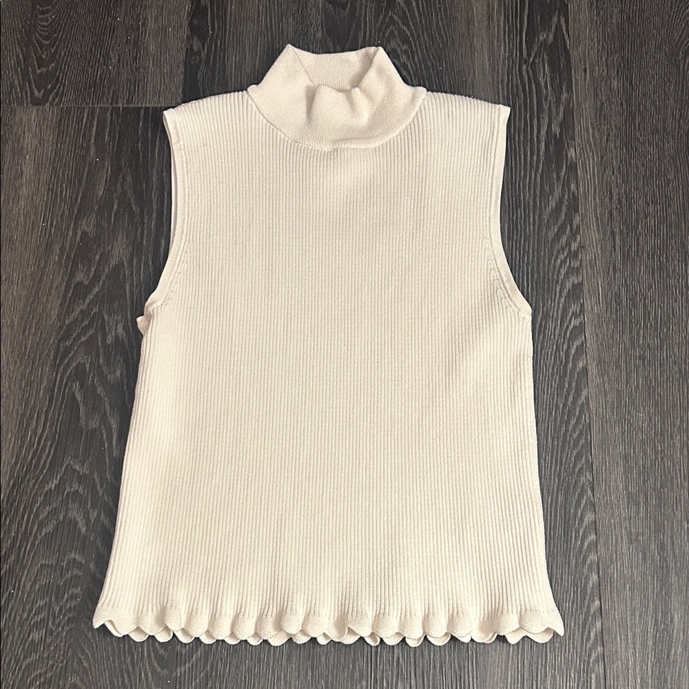 Bar III, Cream Mock-Necked Ribbed Top. Size M.